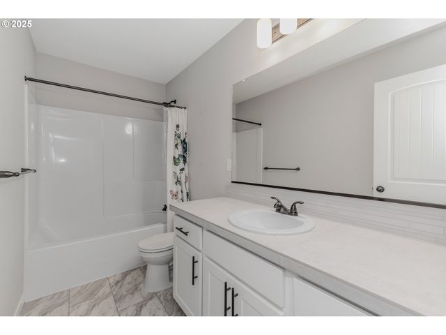 293 E WAYNO Way, Newberg, OR 97132