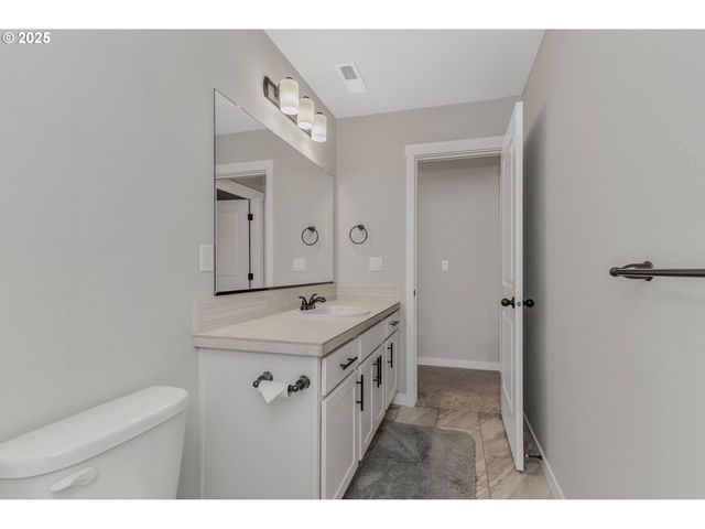 293 E WAYNO Way, Newberg, OR 97132