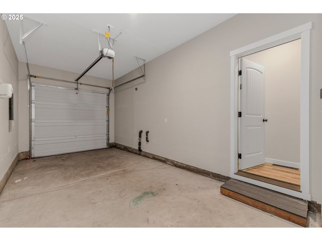 293 E WAYNO Way, Newberg, OR 97132