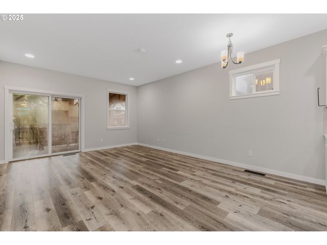 293 E WAYNO Way, Newberg, OR 97132