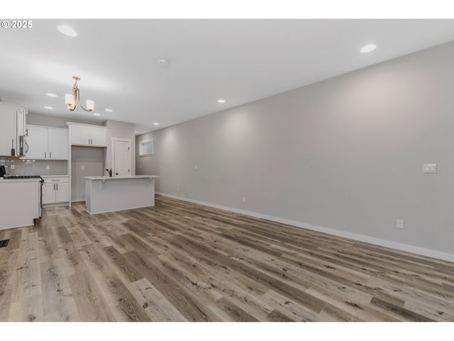 293 E WAYNO Way, Newberg, OR 97132