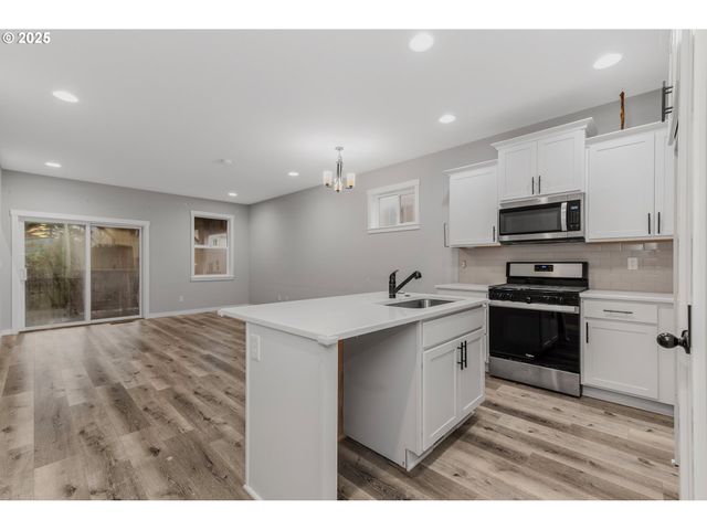 293 E WAYNO Way, Newberg, OR 97132