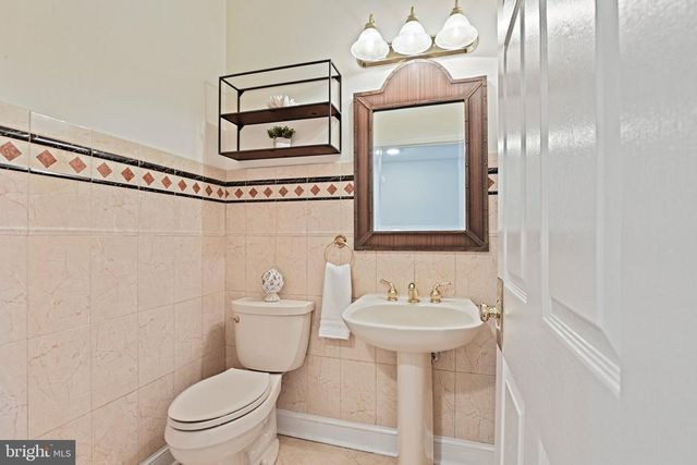1706 BROADFIELD LN, Vienna, VA 22182