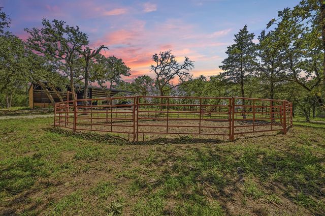 387 Corral RD, Smithville, TX 78957
