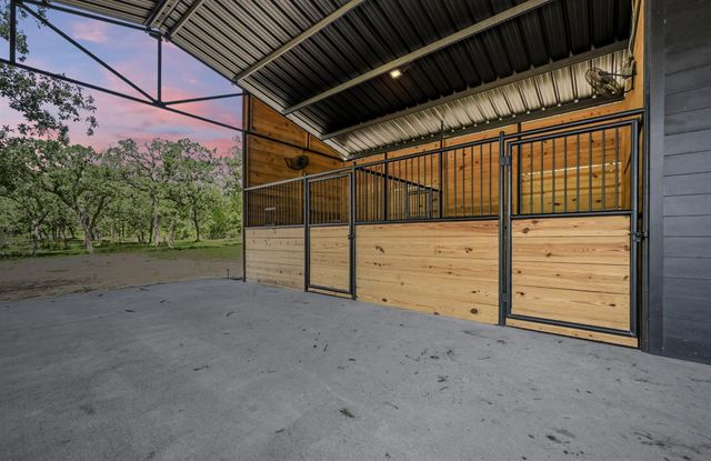 387 Corral RD, Smithville, TX 78957