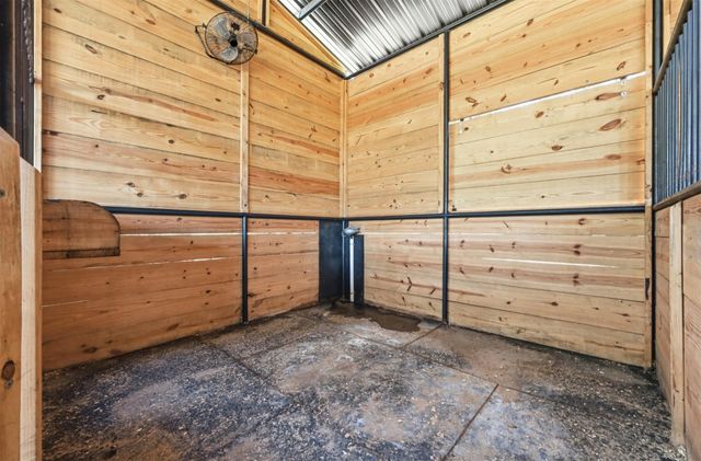 387 Corral RD, Smithville, TX 78957