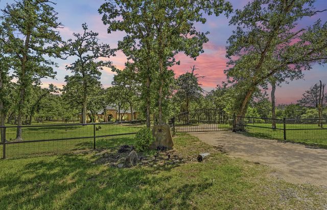 387 Corral RD, Smithville, TX 78957