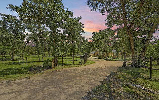 387 Corral RD, Smithville, TX 78957