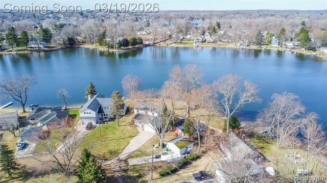 1962 Lake Pointe Drive, Ortonville, MI 48462
