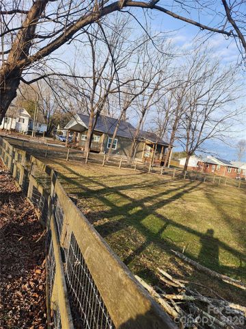 110 E Price Street, Hendersonville, NC 28739