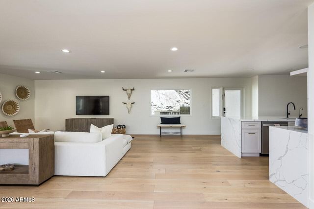 2336 E ORANGEWOOD Avenue, Phoenix, AZ 85020
