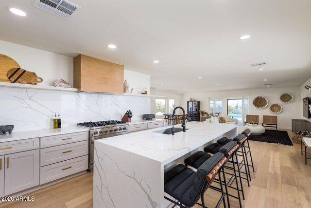 2336 E ORANGEWOOD Avenue, Phoenix, AZ 85020