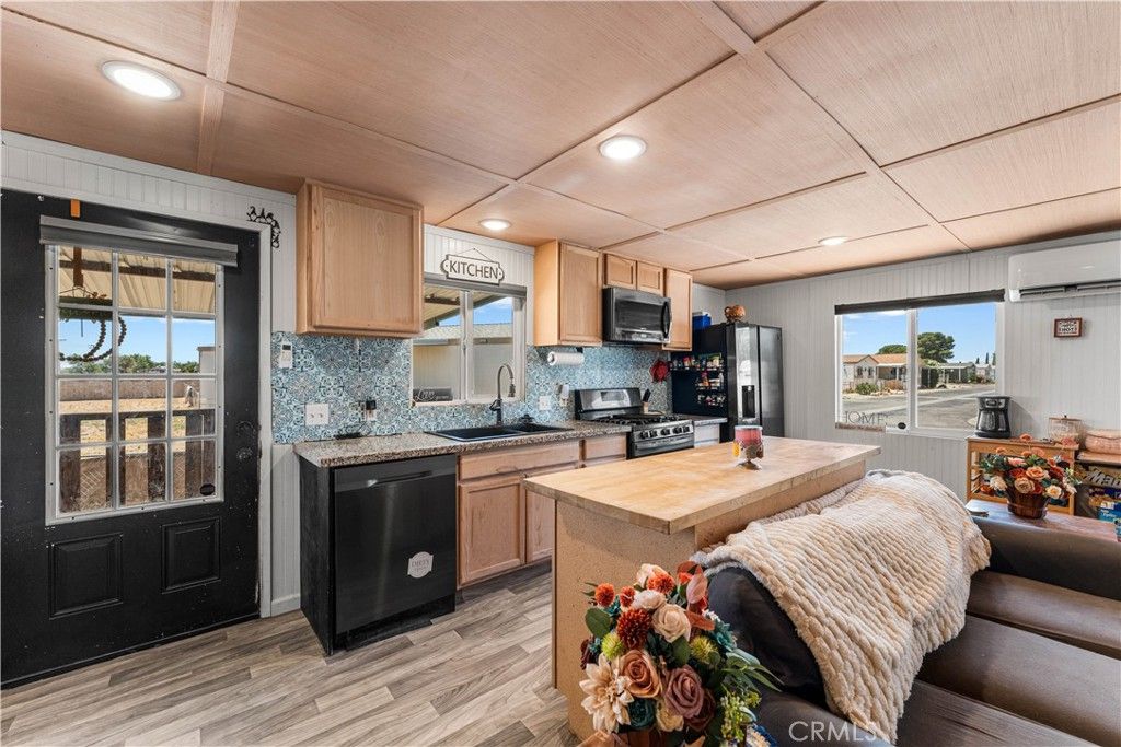 Image 11 of property listing at 1724 Sandra, Rosamond, CA 93560