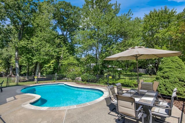 12 Carpenter Road, Lynnfield, MA 01940