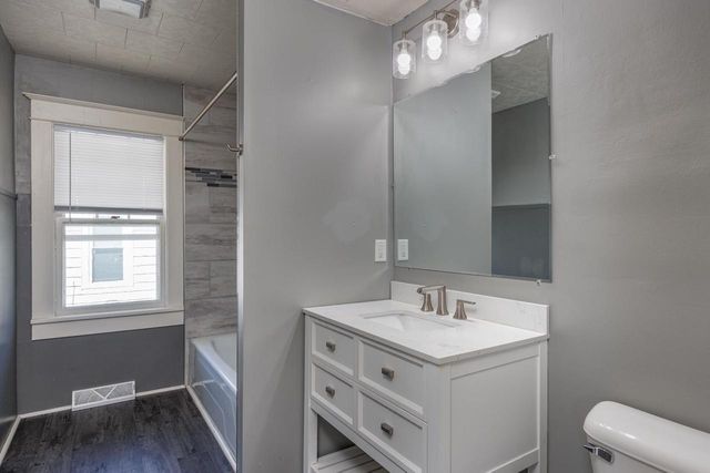 238 W IRVING AVENUE, Oshkosh, WI 54901