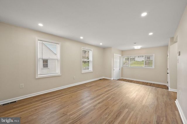 53 SEWARD LN, Aston, PA 19014