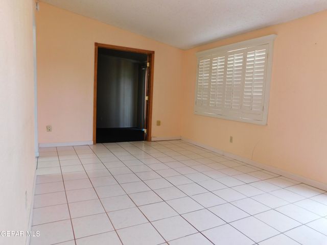 1013 LE BARRON Road, El Paso, TX 79907
