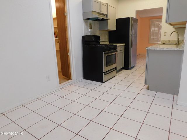 1013 LE BARRON Road, El Paso, TX 79907