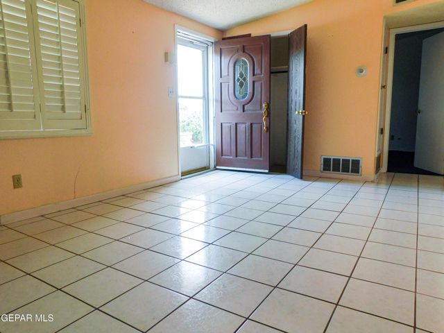 1013 LE BARRON Road, El Paso, TX 79907