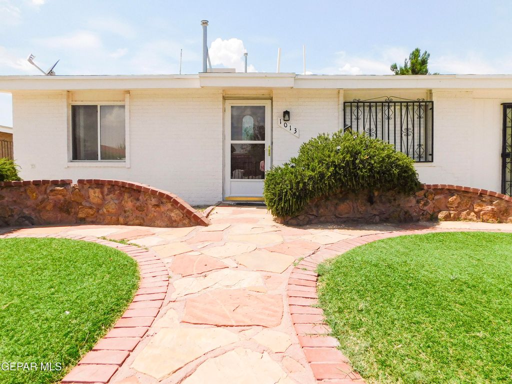 1013 LE BARRON Road, El Paso, TX 79907