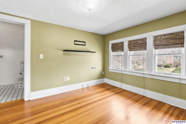 102 N 55 Street, Omaha, NE 68132