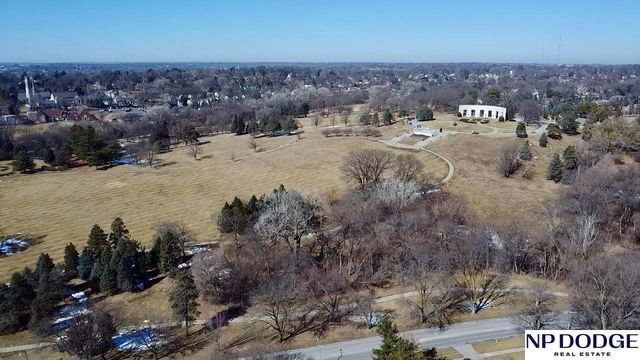 102 N 55 Street, Omaha, NE 68132