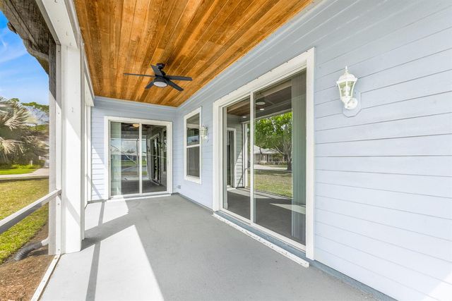 615 NE Canoe Park Circle, Port St. Lucie, FL 34983
