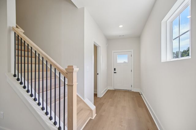 1052 Stagecoach Dr, White House, TN 37188