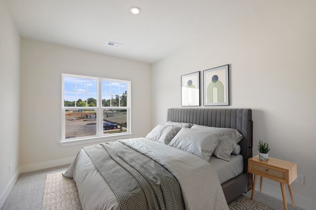 1052 Stagecoach Dr, White House, TN 37188