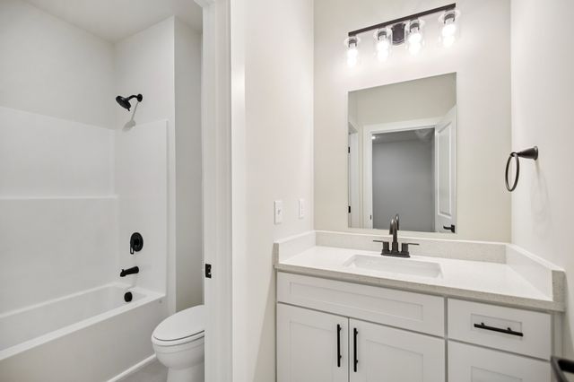 1052 Stagecoach Dr, White House, TN 37188