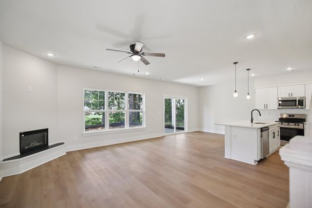 1052 Stagecoach Dr, White House, TN 37188