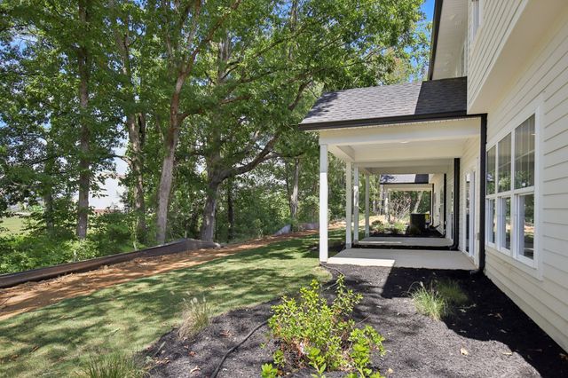 1052 Stagecoach Dr, White House, TN 37188