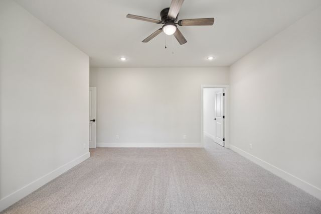 1052 Stagecoach Dr, White House, TN 37188