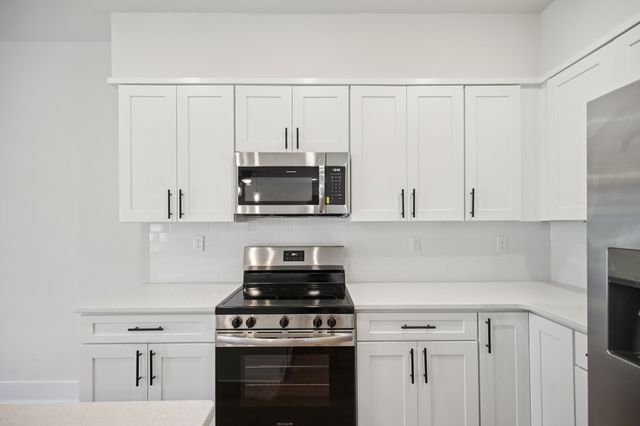 1052 Stagecoach Dr, White House, TN 37188