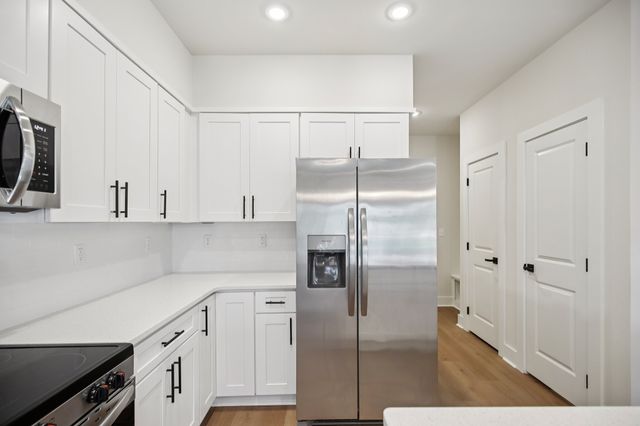 1052 Stagecoach Dr, White House, TN 37188