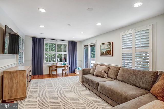907 CANTLE LN, Great Falls, VA 22066
