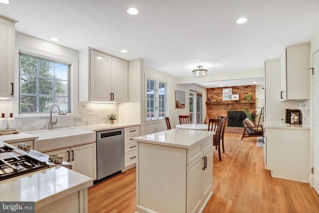 907 CANTLE LN, Great Falls, VA 22066