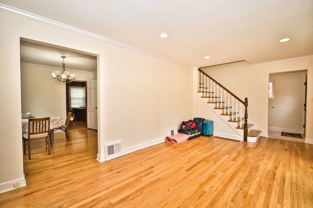 6707 N Saint Louis Avenue, Lincolnwood, IL 60712