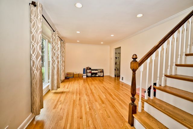 6707 N Saint Louis Avenue, Lincolnwood, IL 60712