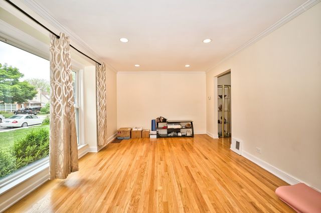 6707 N Saint Louis Avenue, Lincolnwood, IL 60712