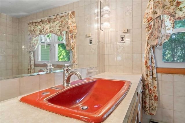 11 Pocono Rd., Worcester, MA 01605