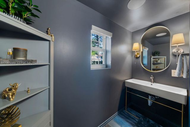 130 NE 45th St, Miami, FL 33137