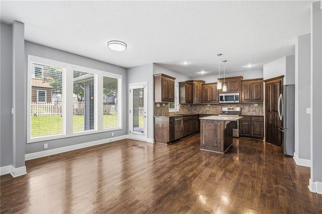 24504 W 80th Place, Lenexa, KS 66227