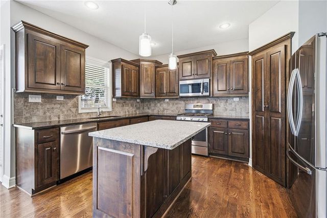 24504 W 80th Place, Lenexa, KS 66227