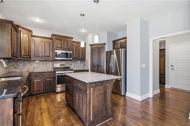 24504 W 80th Place, Lenexa, KS 66227