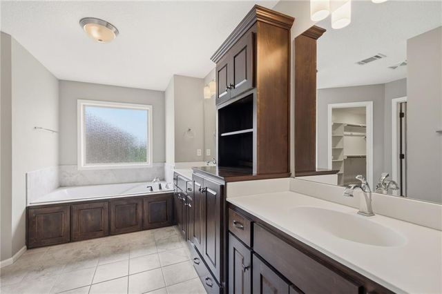 24504 W 80th Place, Lenexa, KS 66227