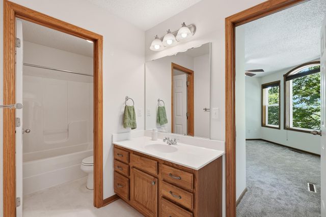 1601 Woodlynn Avenue 4, Maplewood, MN 55109