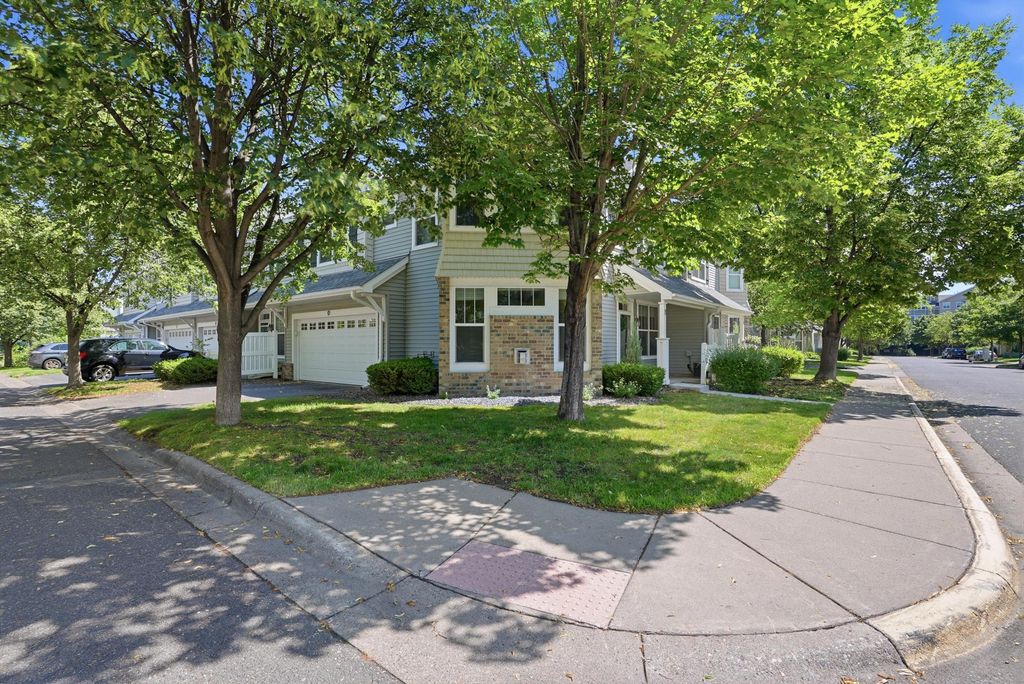 1601 Woodlynn Avenue 4, Maplewood, MN 55109