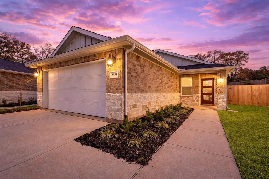 1940 Velvet Oak Ln, Conroe, TX 77304