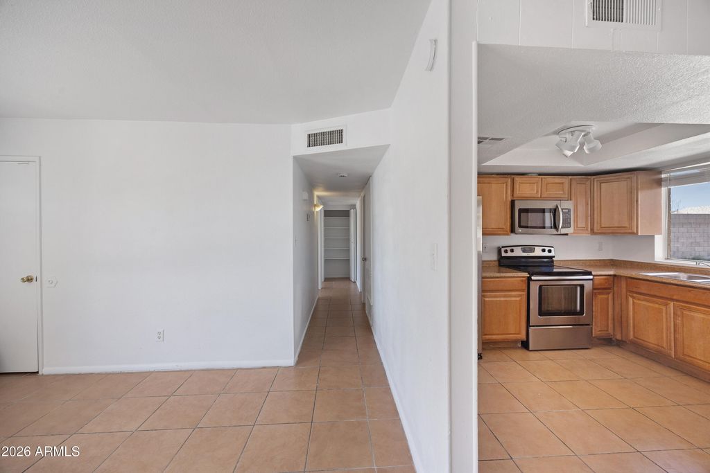 Image 13 of property listing at 1826 W BEHREND Drive, Phoenix, AZ 85027